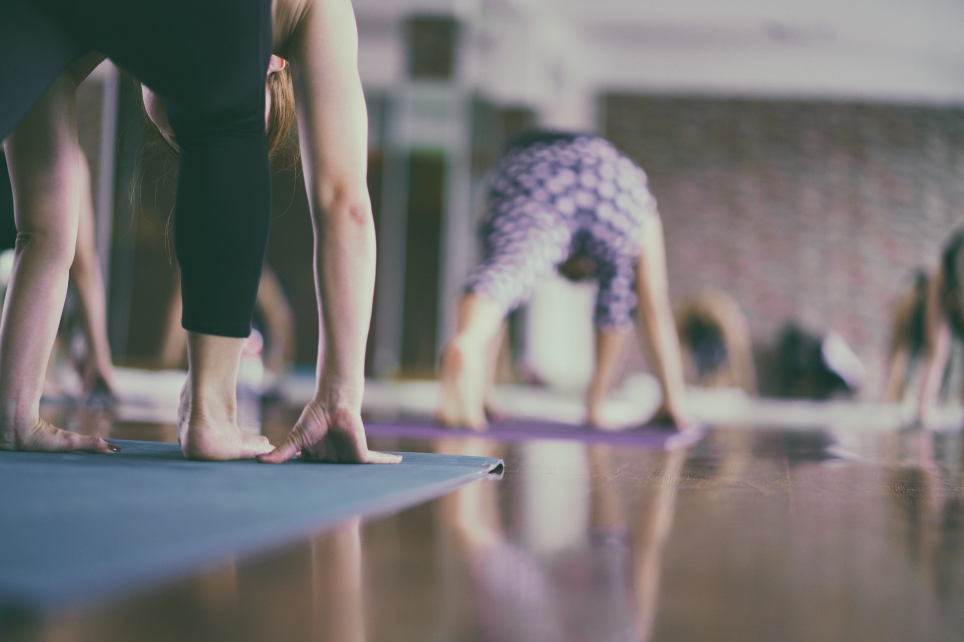 Cours collectif de yoga dans la salle