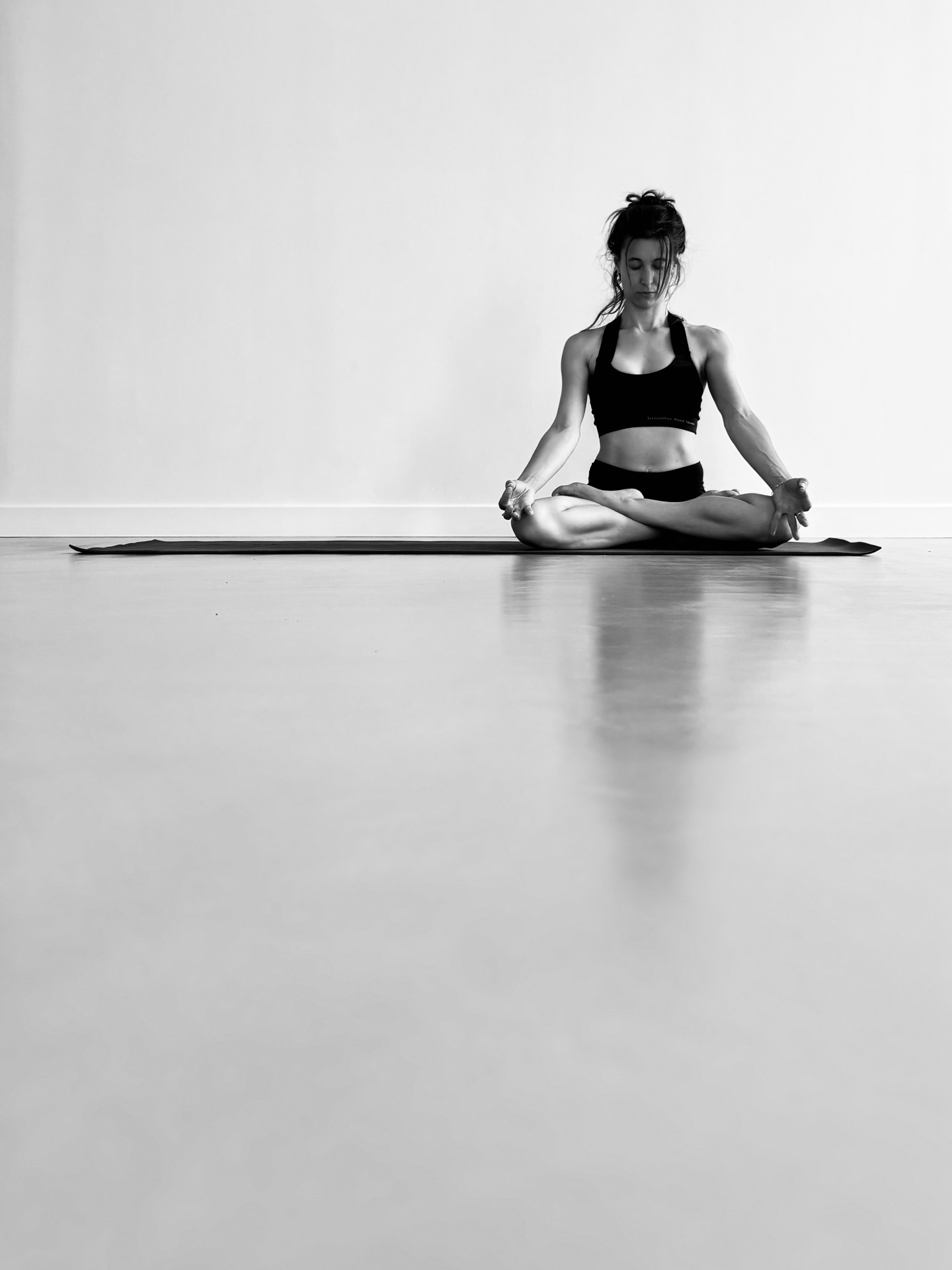 Posture assise en méditation, Elena Corona